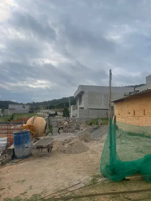 Foto 1 de Terreno / Lote à venda, 323m2 em Taubate - SP