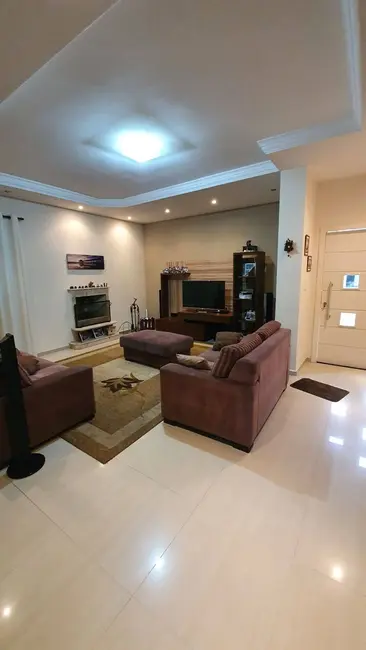 Foto 2 de Casa com 3 quartos à venda, 300m2 em Tremembe - SP