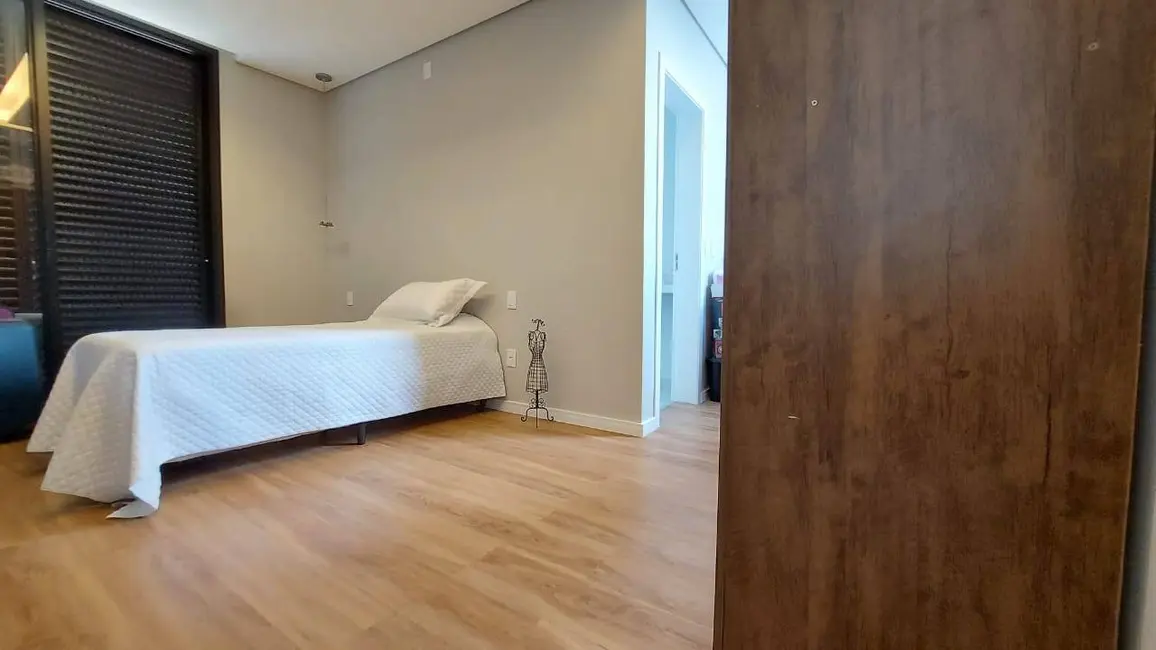 Foto 8 de Casa com 3 quartos à venda e para alugar, 300m2 em Tremembe - SP