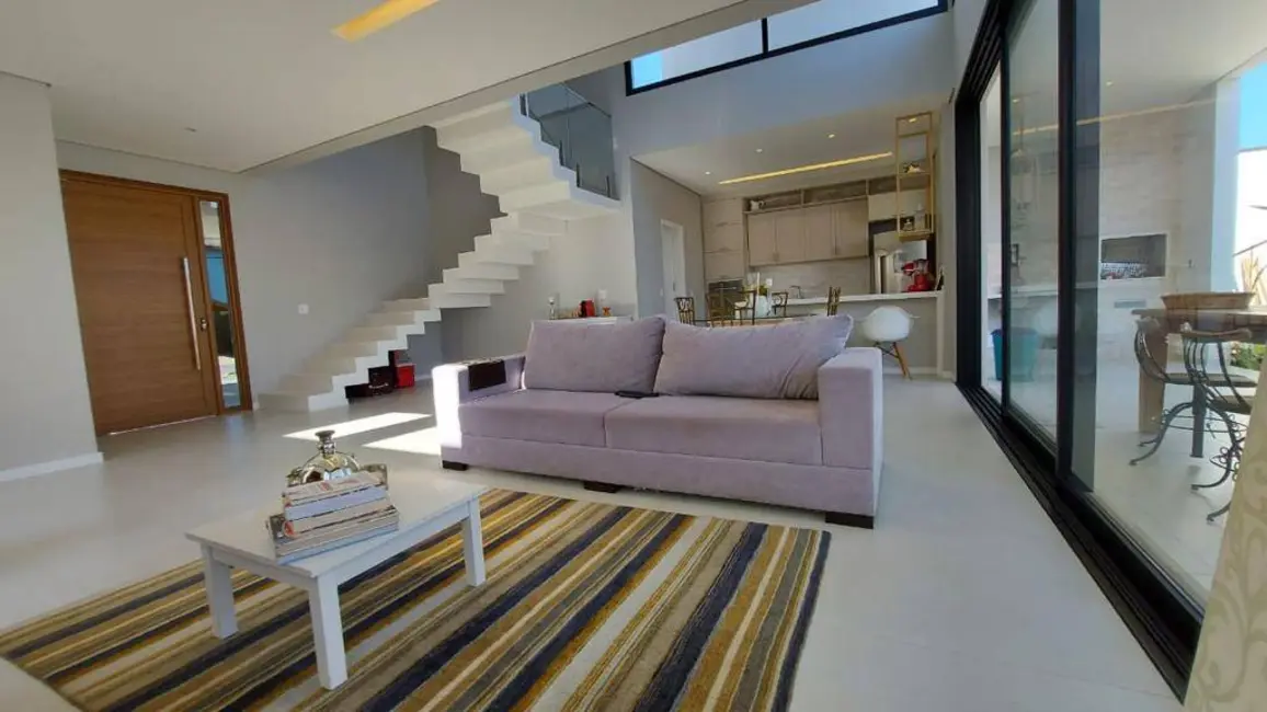 Foto 2 de Casa com 3 quartos à venda e para alugar, 300m2 em Tremembe - SP