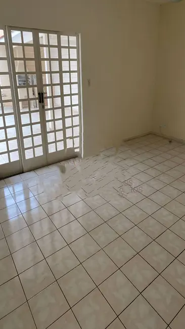 Foto 2 de Casa com 3 quartos para alugar, 120m2 em Parque São Cristóvão, Taubate - SP