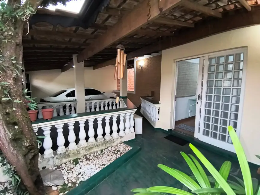 Casa com 4 quartos para alugar, 200m2 em Jardim Bela Vista, Taubate - SP - imagem 3 Foto 3 de Casa com 4 quartos para alugar, 200m2 em Jardim Bela Vista, Taubate - SP