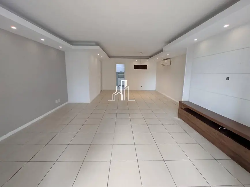 Apartamento com 4 quartos para alugar, 166m2 em Rio De Janeiro - RJ - imagem 5 Foto 5 de Apartamento com 4 quartos para alugar, 166m2 em Rio De Janeiro - RJ