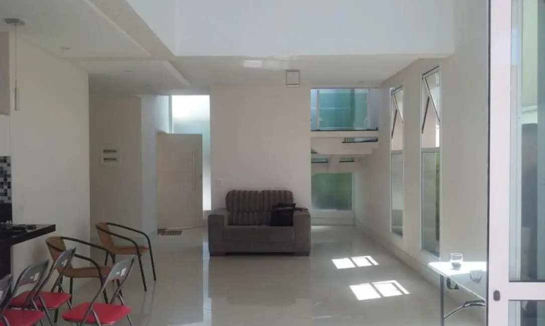 Foto 2 de Casa de Condomínio com 5 quartos à venda, 300m2 em Tremembe - SP