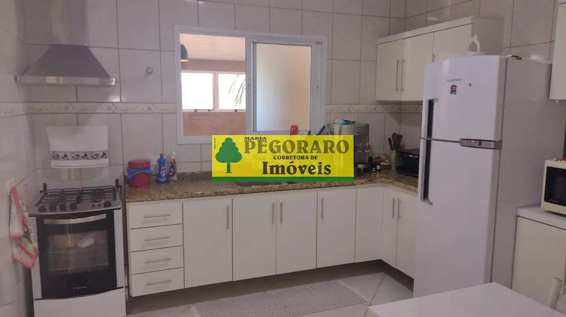 Foto 5 de Casa com 3 quartos à venda, 248m2 em Benfica, Caraguatatuba - SP