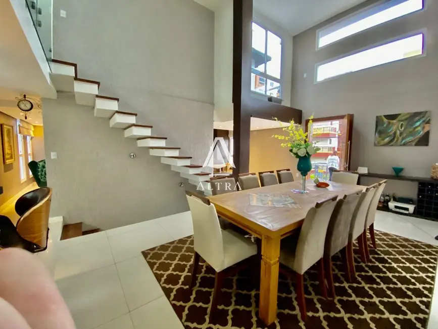 Casa com 4 quartos à venda, 320m2 em Nossa Senhora de Lourdes, Santa Maria - RS - imagem 1 Foto 1 de Casa com 4 quartos à venda, 320m2 em Nossa Senhora de Lourdes, Santa Maria - RS