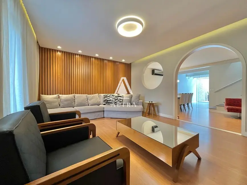 Casa com 4 quartos à venda, 342m2 em Nossa Senhora de Lourdes, Santa Maria - RS - imagem 1 Foto 1 de Casa com 4 quartos à venda, 342m2 em Nossa Senhora de Lourdes, Santa Maria - RS