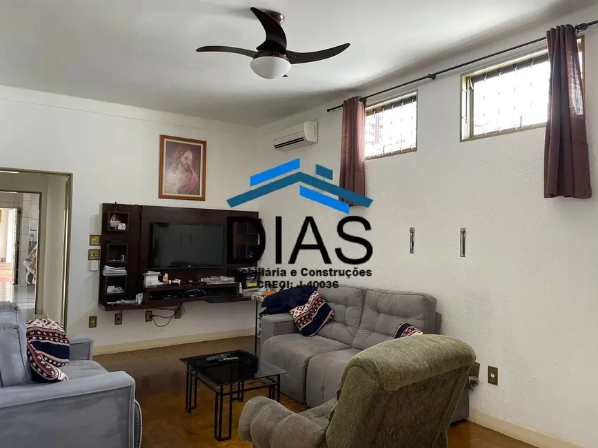 Casa com 3 quartos à venda, 300m2 em Centro, Araraquara - SP - imagem 4 Foto 4 de Casa com 3 quartos à venda, 300m2 em Centro, Araraquara - SP