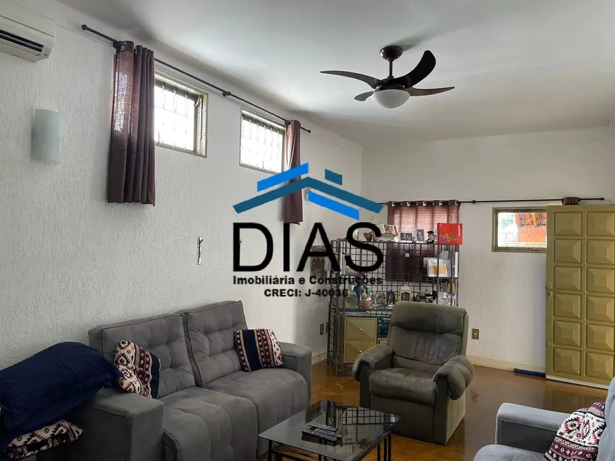 Casa com 3 quartos à venda, 300m2 em Centro, Araraquara - SP - imagem 5 Foto 5 de Casa com 3 quartos à venda, 300m2 em Centro, Araraquara - SP