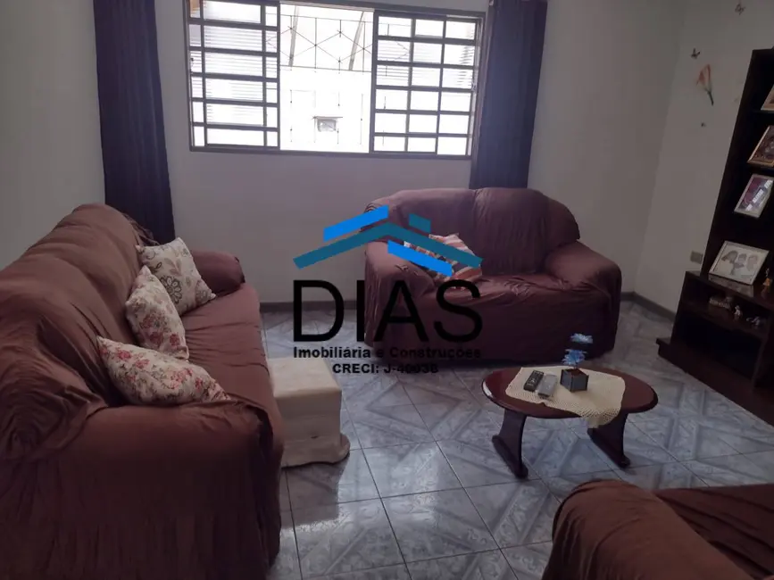 Casa com 3 quartos à venda, 250m2 em Parque Residencial Iguatemi, Araraquara - SP - imagem 4 Foto 4 de Casa com 3 quartos à venda, 250m2 em Parque Residencial Iguatemi, Araraquara - SP