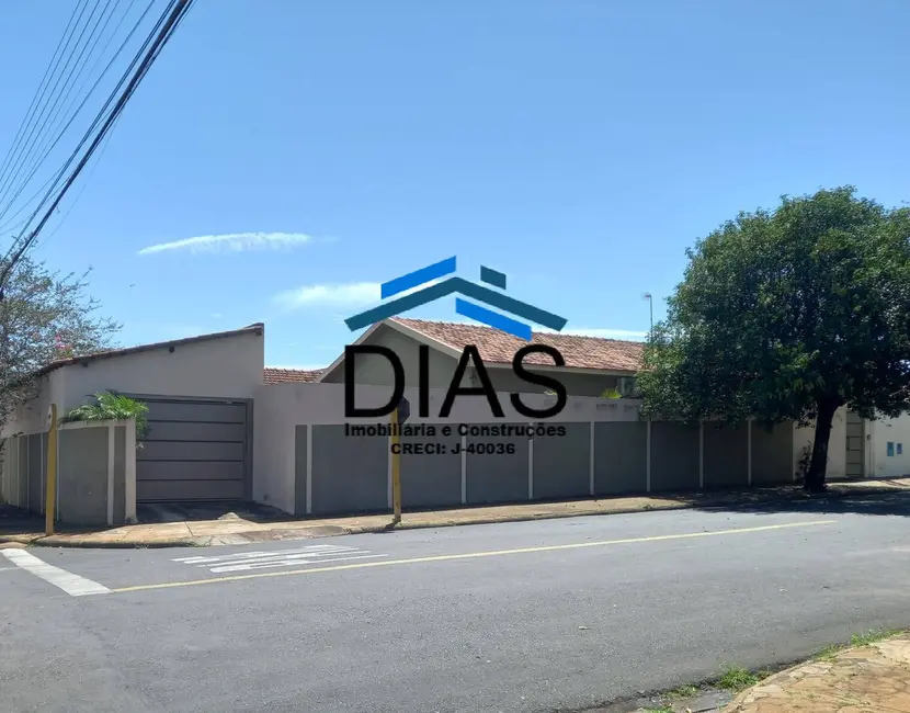Casa com 3 quartos à venda, 300m2 em Vila Santa Maria (Vila Xavier), Araraquara - SP - imagem 1 Foto 1 de Casa com 3 quartos à venda, 300m2 em Vila Santa Maria (Vila Xavier), Araraquara - SP