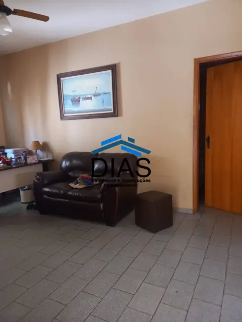 Casa com 3 quartos à venda, 300m2 em Vila Santa Maria (Vila Xavier), Araraquara - SP - imagem 5 Foto 5 de Casa com 3 quartos à venda, 300m2 em Vila Santa Maria (Vila Xavier), Araraquara - SP