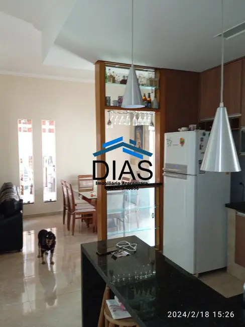 Casa com 3 quartos à venda, 175m2 em Jardim Gardênias, Araraquara - SP - imagem 3 Foto 3 de Casa com 3 quartos à venda, 175m2 em Jardim Gardênias, Araraquara - SP
