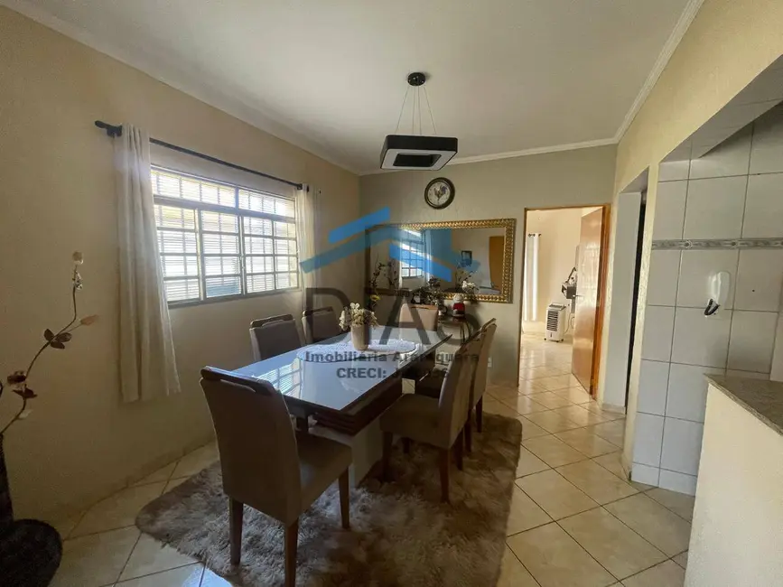 Casa com 3 quartos à venda, 194m2 em Jardim Residencial Lupo II, Araraquara - SP - imagem 5 Foto 5 de Casa com 3 quartos à venda, 194m2 em Jardim Residencial Lupo II, Araraquara - SP