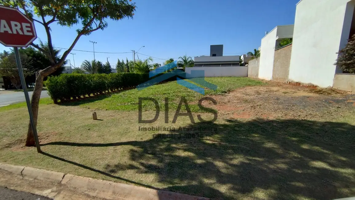 Foto 1 de Terreno / Lote à venda, 352m2 em Araraquara - SP