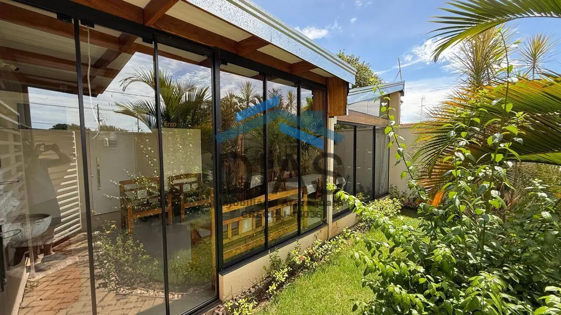 Casa com 3 quartos à venda, 281m2 em Jardim Tabapuã (Vila Xavier), Araraquara - SP - imagem 1 Foto 1 de Casa com 3 quartos à venda, 281m2 em Jardim Tabapuã (Vila Xavier), Araraquara - SP