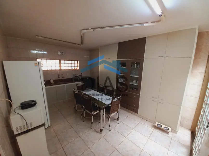 Casa com 3 quartos à venda, 420m2 em Jardim Aclimação, Araraquara - SP - imagem 3 Foto 3 de Casa com 3 quartos à venda, 420m2 em Jardim Aclimação, Araraquara - SP