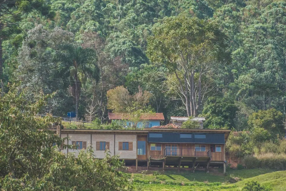 Foto 1 de Chácara com 4 quartos à venda, 122m2 em Camanducaia, MG