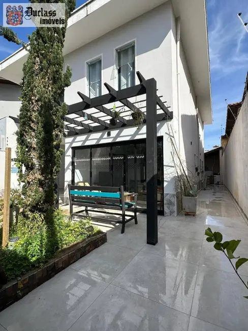 Sobrado com 4 quartos à venda, 200m2 em Peruibe - SP - imagem 3 Foto 3 de Sobrado com 4 quartos à venda, 200m2 em Peruibe - SP
