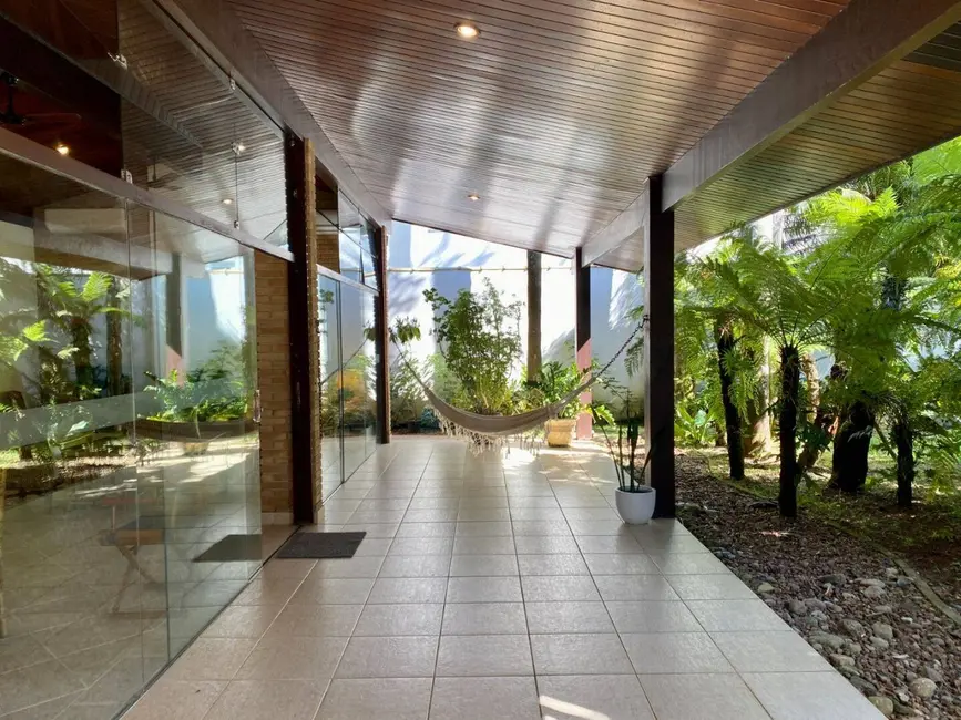 Foto 2 de Sobrado com 5 quartos à venda, 370m2 em Ubatuba - SP