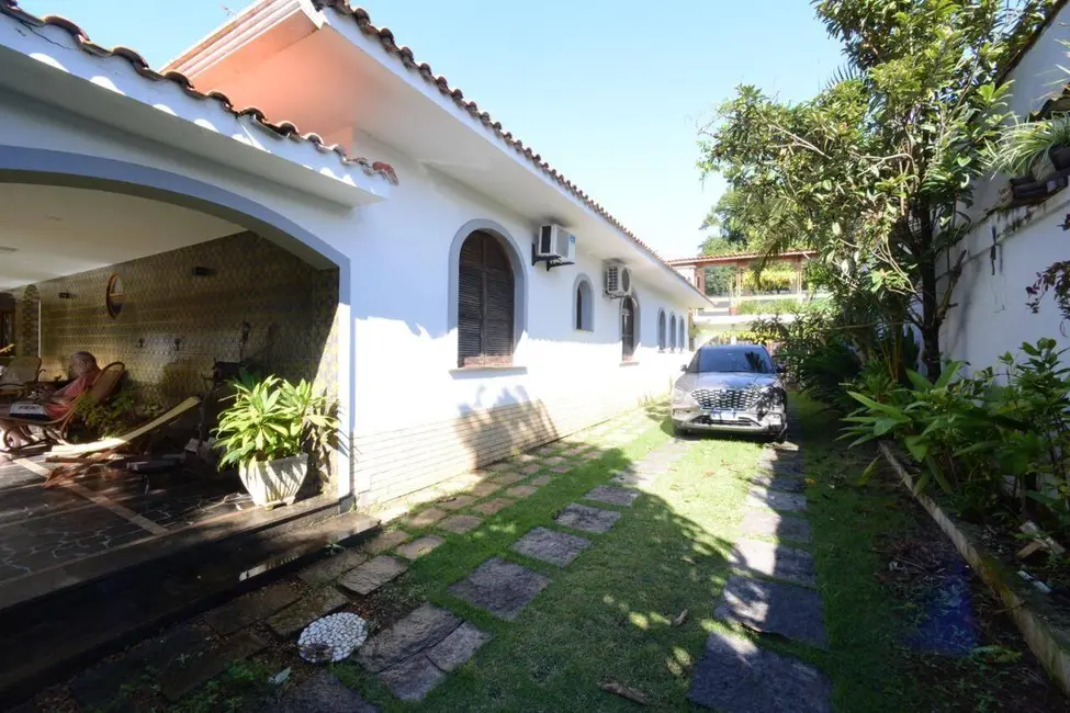 Foto 2 de Casa com 6 quartos à venda, 259m2 em Centro, Peruibe - SP