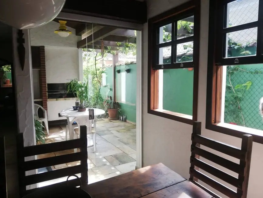 Foto 6 de Casa com 4 quartos à venda, 160m2 em Balneário Praia do Pernambuco, Guaruja - SP