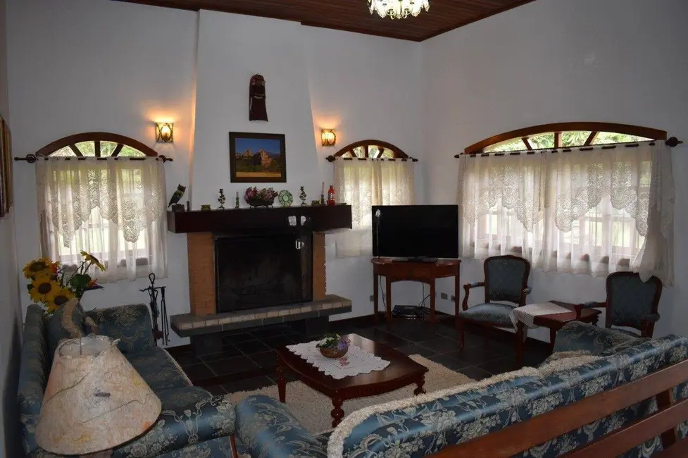 Foto 2 de Casa com 3 quartos à venda, 292m2 em Campos Do Jordao - SP