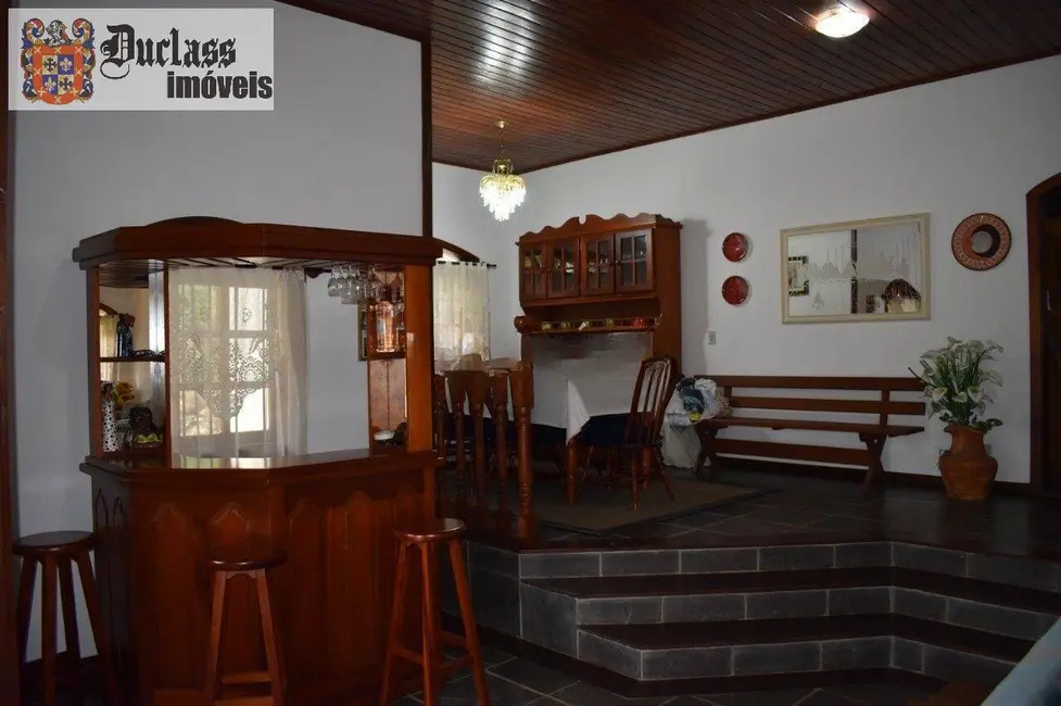 Foto 3 de Casa com 3 quartos à venda, 292m2 em Campos Do Jordao - SP
