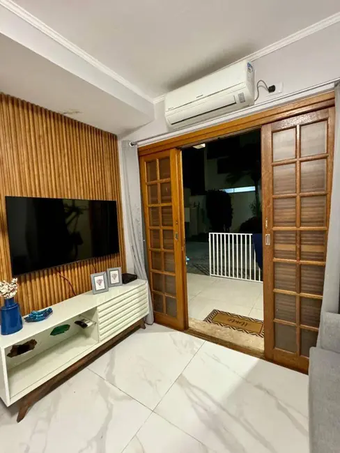 Foto 2 de Sobrado com 2 quartos à venda, 64m2 em Martim de Sá, Caraguatatuba - SP