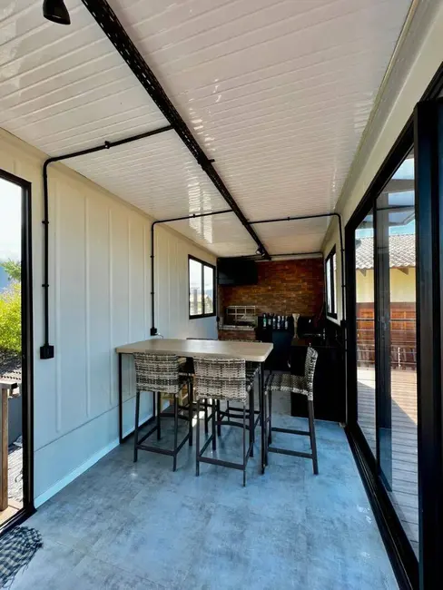 Foto 3 de Sobrado com 3 quartos à venda, 141m2 em Balneário Copacabana, Caraguatatuba - SP