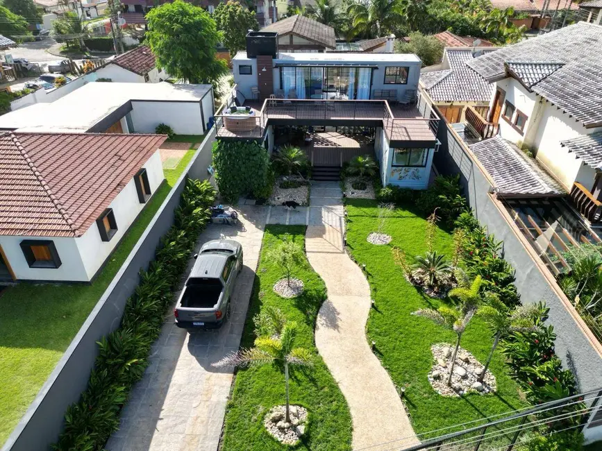 Foto 1 de Sobrado com 3 quartos à venda, 141m2 em Balneário Copacabana, Caraguatatuba - SP