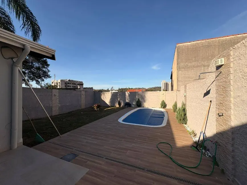 Foto 1 de Casa com 3 quartos à venda, 151m2 em Atibaia Jardim, Atibaia - SP