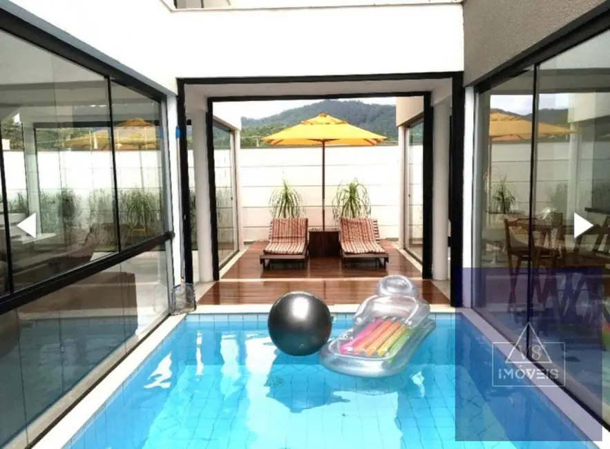 Foto 2 de Casa de Condomínio com 3 quartos para alugar, 260m2 em Botujuru, Mogi Das Cruzes - SP