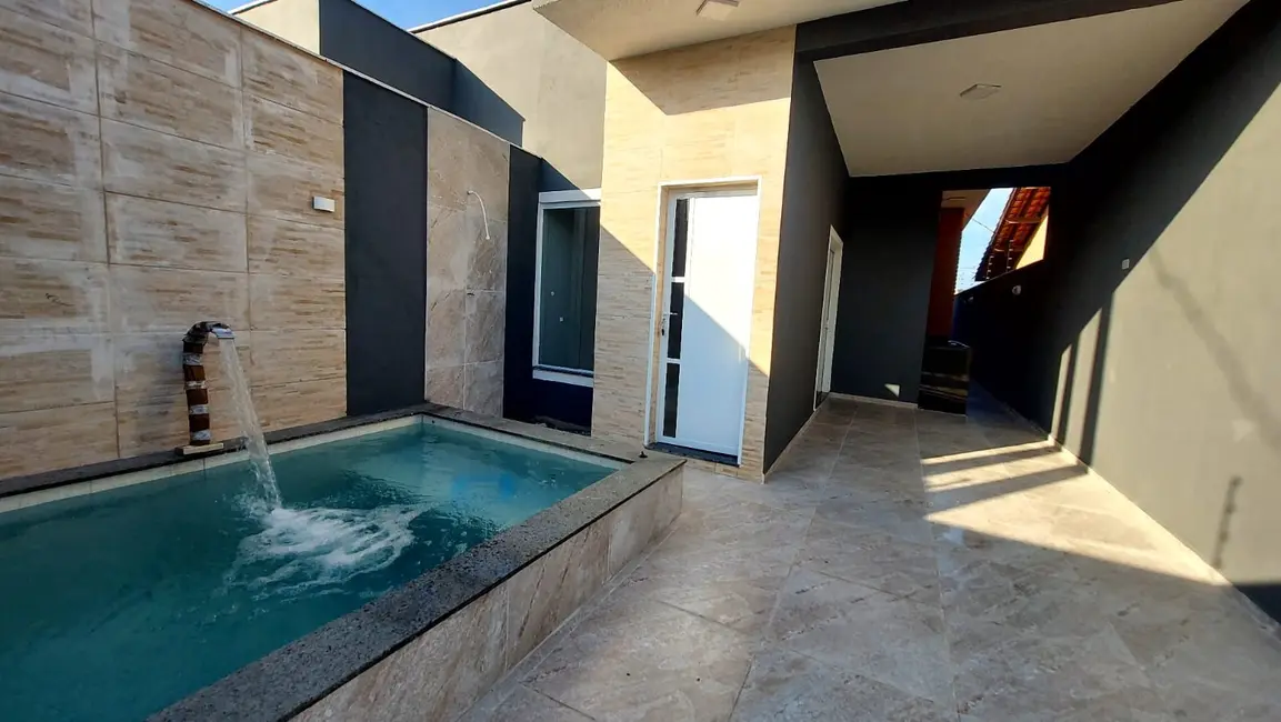 Foto 1 de Casa com 2 quartos à venda, 74m2 em Peruibe - SP