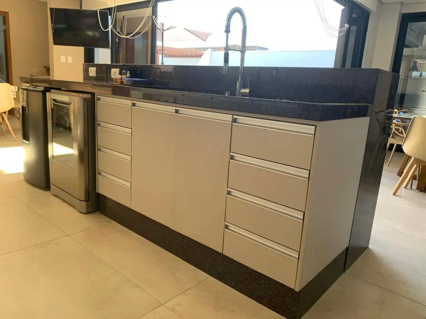 Casa com 3 quartos à venda, 317m2 em Ribeirão do Lipa, Cuiaba - MT - imagem 8 Foto 8 de Casa com 3 quartos à venda, 317m2 em Ribeirão do Lipa, Cuiaba - MT