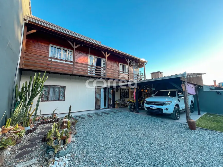 Sobrado com 3 quartos à venda, 228m2 em Balneario Barra Do Sul - SC - imagem 6 Foto 6 de Sobrado com 3 quartos à venda, 228m2 em Balneario Barra Do Sul - SC