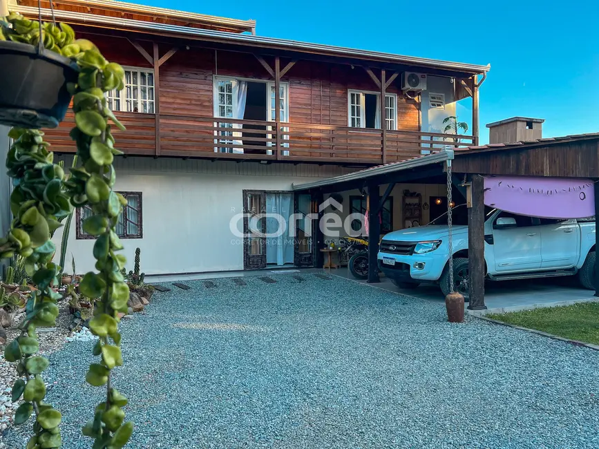 Sobrado com 3 quartos à venda, 228m2 em Balneario Barra Do Sul - SC - imagem 4 Foto 4 de Sobrado com 3 quartos à venda, 228m2 em Balneario Barra Do Sul - SC