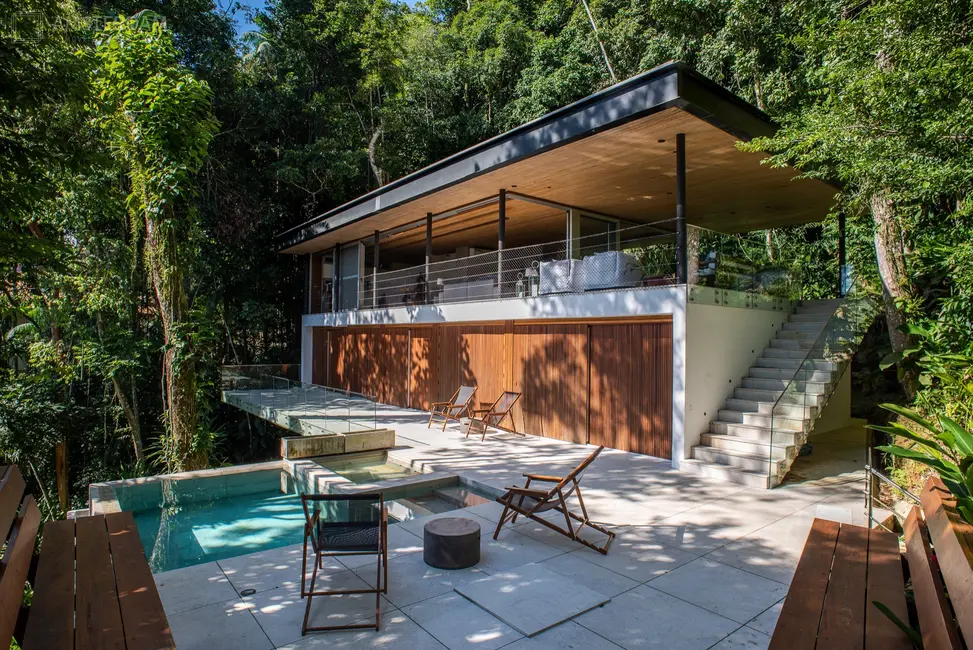 Casa de Condomínio com 4 quartos para alugar, 550m2 em Guaruja - SP - imagem 3 Foto 3 de Casa de Condomínio com 4 quartos para alugar, 550m2 em Guaruja - SP