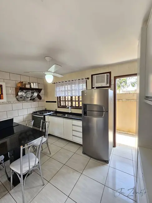 Foto 6 de Casa com 3 quartos à venda, 70m2 em Guaratuba - PR