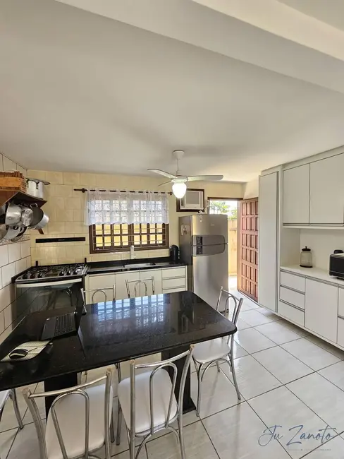 Foto 4 de Casa com 3 quartos à venda, 70m2 em Guaratuba - PR