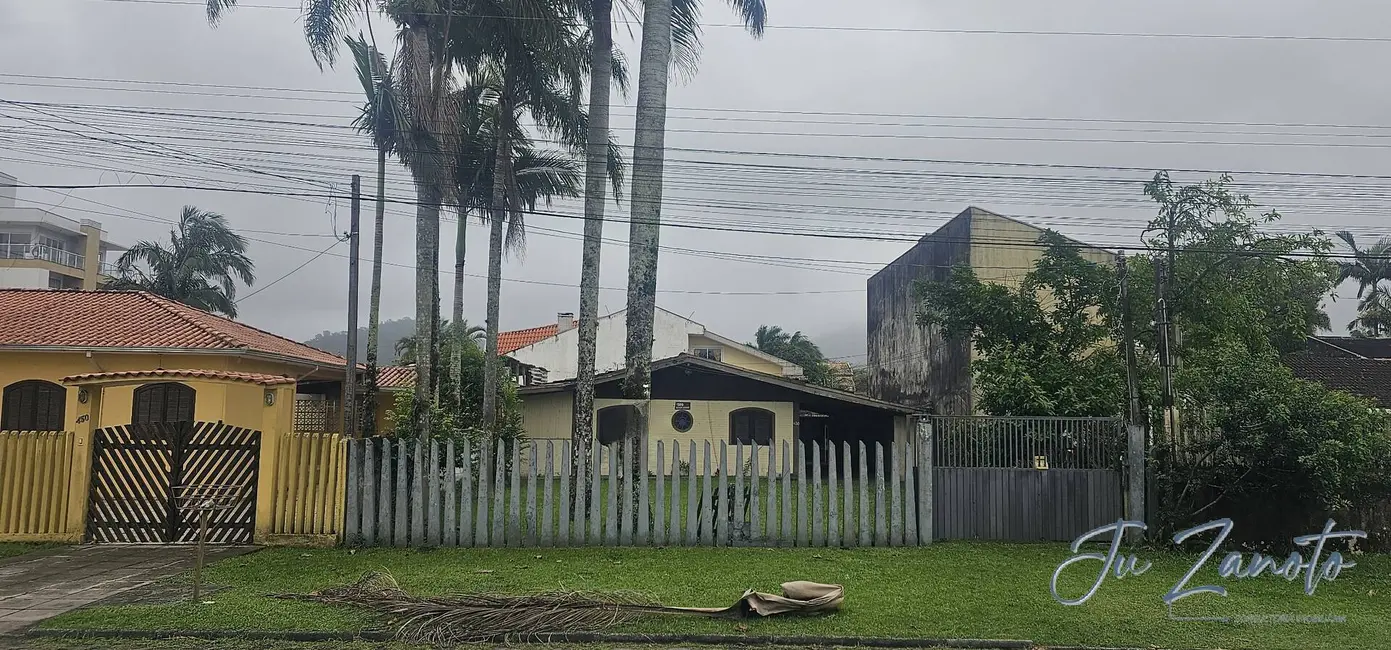 Foto 1 de Terreno / Lote à venda, 403m2 em Matinhos - PR
