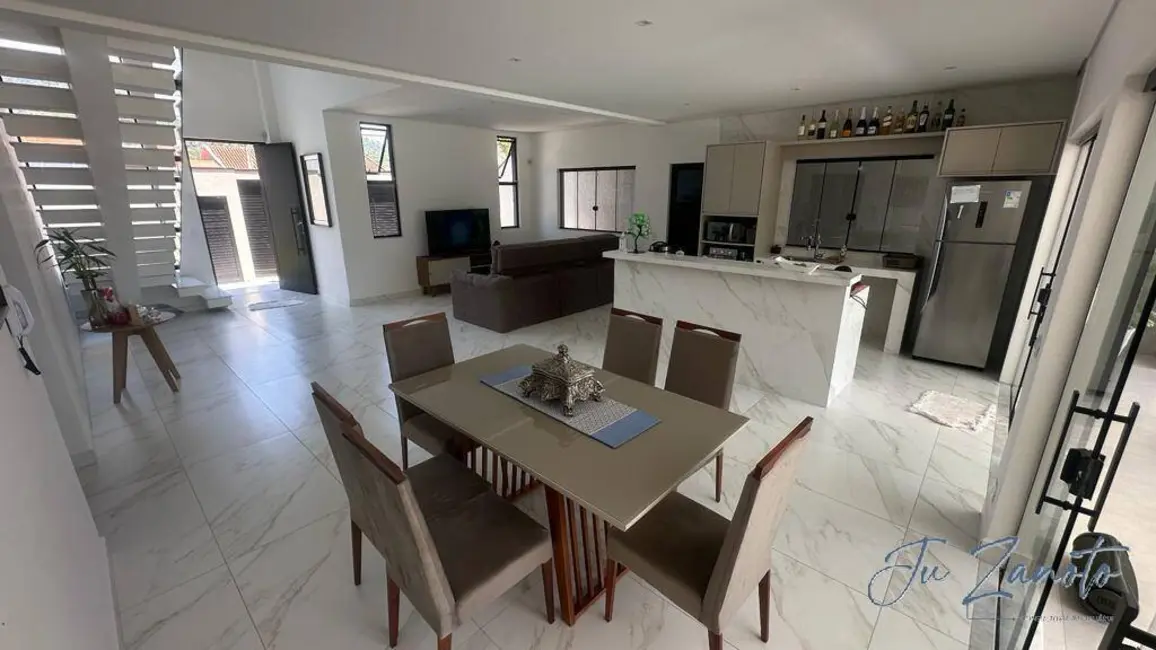 Foto 5 de Sobrado com 4 quartos à venda, 353m2 em Matinhos - PR