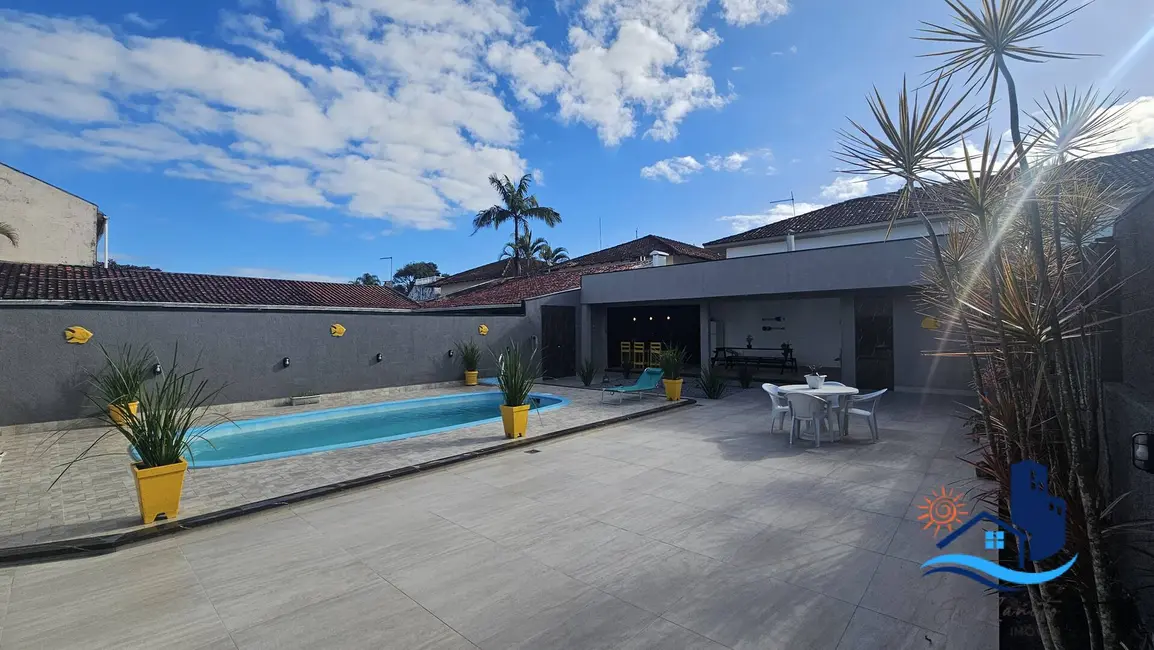 Foto 1 de Casa com 5 quartos à venda, 240m2 em Matinhos - PR
