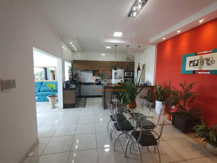 Foto 4 de Casa com 4 quartos à venda, 205m2 em Parque das Laranjeiras, Mogi Mirim - SP