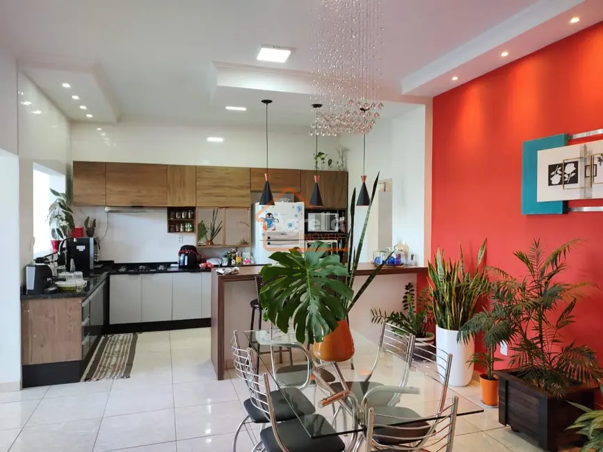 Foto 3 de Casa com 4 quartos à venda, 205m2 em Parque das Laranjeiras, Mogi Mirim - SP