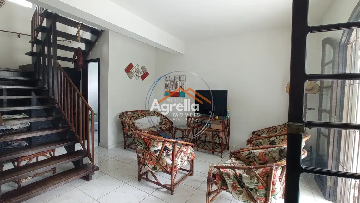 Foto 2 de Casa com 4 quartos à venda, 230m2 em Ubatuba - SP