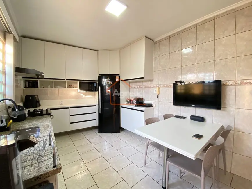 Foto 2 de Casa com 2 quartos à venda, 108m2 em Centro, Mogi Mirim - SP