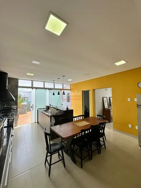 Foto 3 de Casa de Condomínio com 3 quartos à venda, 190m2 em Estiva Gerbi - SP