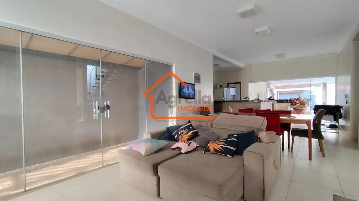 Foto 3 de Casa com 4 quartos à venda, 242m2 em Jardim Patrícia, Mogi Mirim - SP