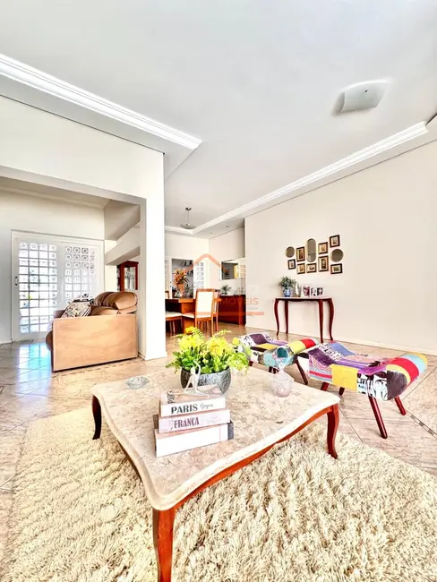 Foto 3 de Casa com 4 quartos à venda, 213m2 em Mogi Mirim - SP